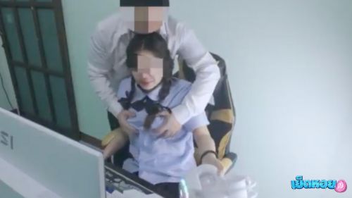 นักเรียนสาวไทยโดนรุ่นพี่จับเย็ดหน้าคอม ร้องลั่นบ้าน
